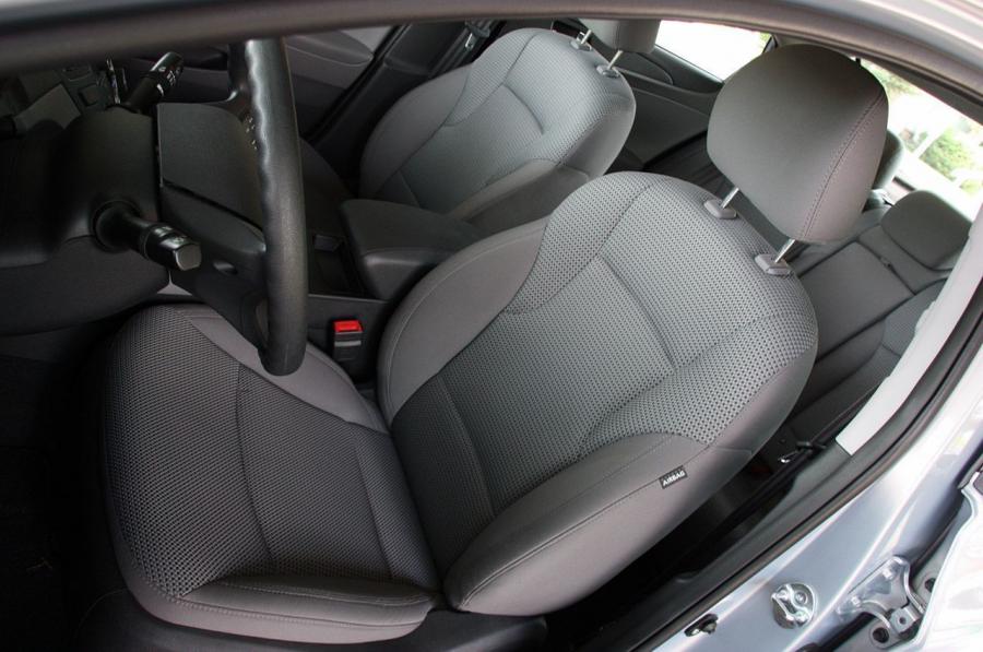  Hyundai Sonata GLS 2011 года  (фото 27 из 41)